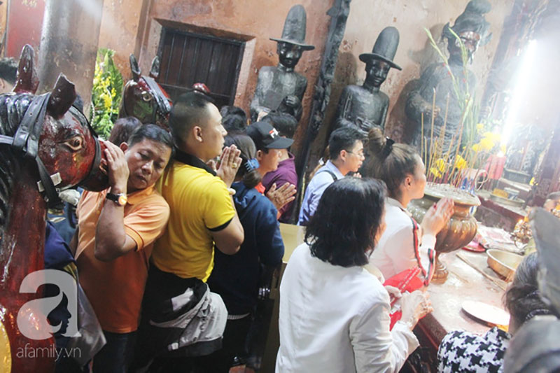 Đội nắng, hàng ngàn người đến chùa Ngọc Hoàng chen nhau khấn vái trong ngày cúng chư tiên